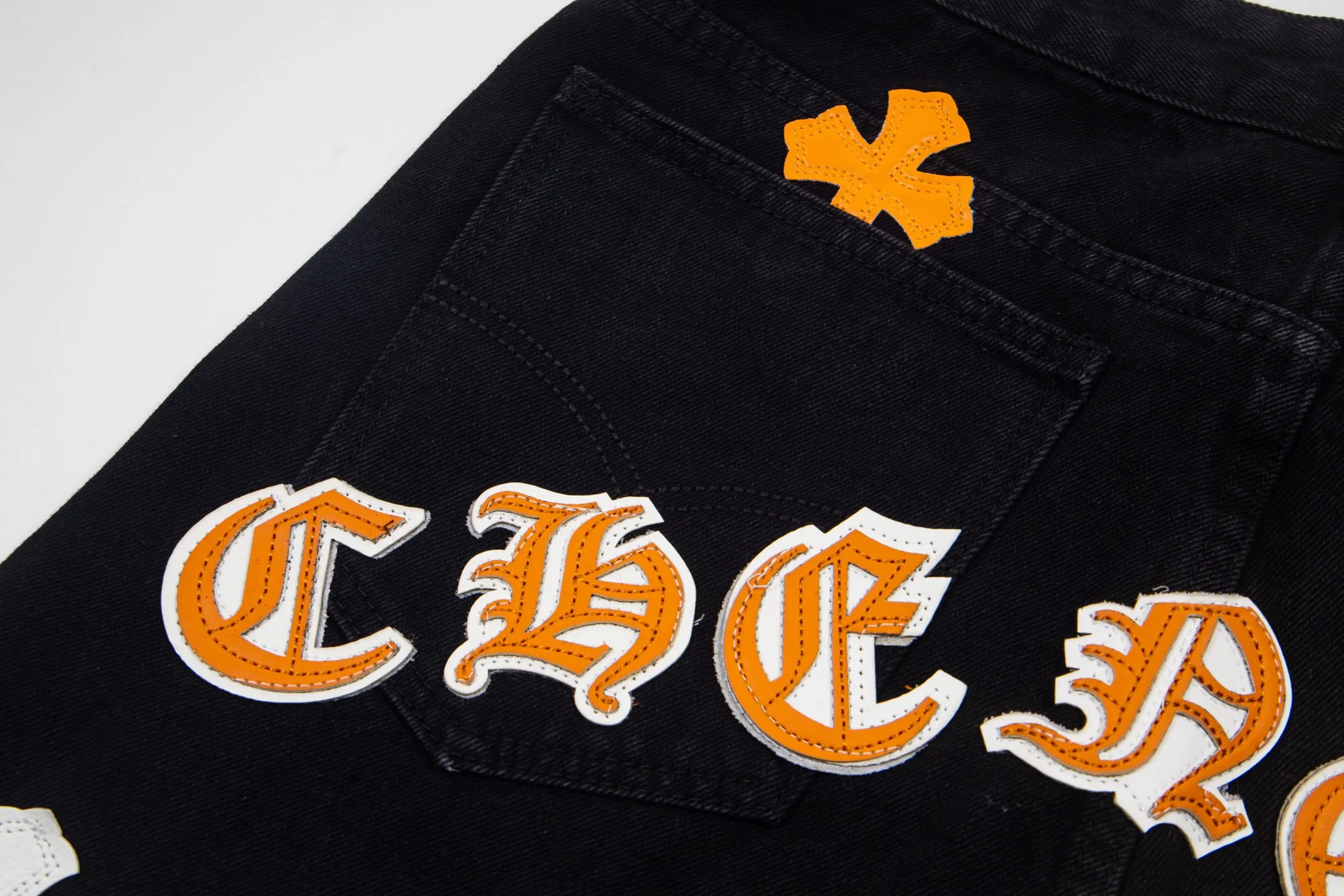 P260 Chrome Hearts Black Pants Sanskrit Yellow Patch Leather Jeans CH jeans need to be washed after the finished product is disassembled and then hand-stitched with sheepskin cross leather and then spliced ​​to complete. The whole piece has too many craftsmanship to explain. The patchwork is decorated with cross patterns, and the high-waisted washed jeans! ! Absolutely high-end luxury products, god-level single products and super popular products, made with top heavy industry, a must-see magic weapon. Customized hardware. The fabric is thick and soft after washing. It has good breathability. Customized small leather label. Unique design. The details are simple and elegant, and the workmanship is exquisite. The entire trousers are neatly routed and the details are in place! It’s so cool that both men and women can easily control the genderless trend! Style number: 1874# Color: black Size: 28 30 32 34